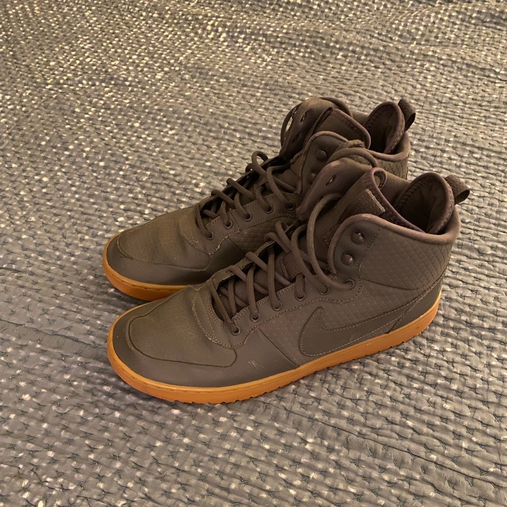 Nike Court Borough Mid Basketball Shoe